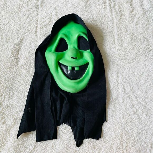 Vintage Fun World Green Sarah Spook Scream Ghost Halloween Mask Easter Unlimited - Picture 1 of 6